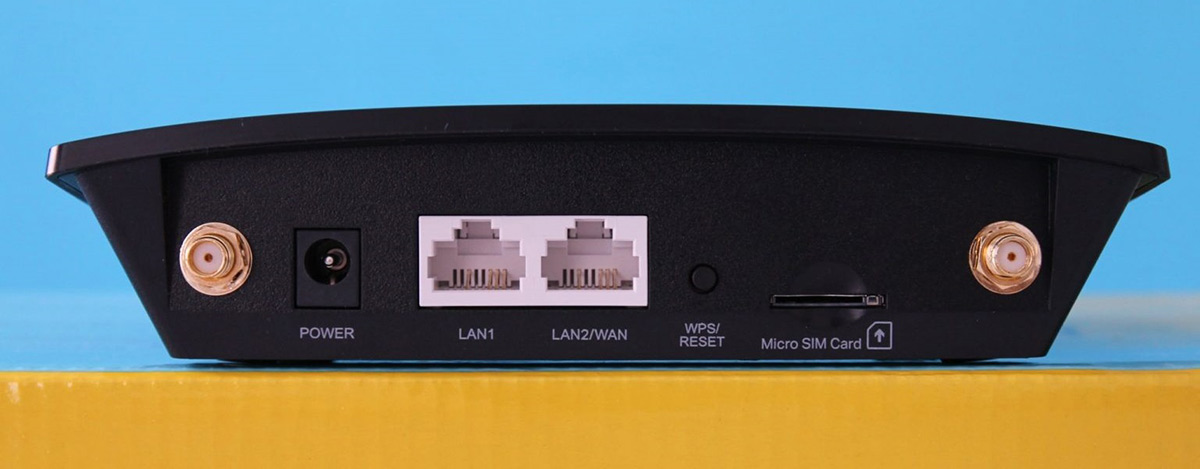 بخش پشتی مودم tplink mr10 شامل درگاه برق، پورت‌های LAN1 و LAN2/WAN، دکمه WPS/RESET و شیار سیم‌کارت MicroSIM و کانکتورهای دو آنتن خارجی جداشونده طلایی رنگ